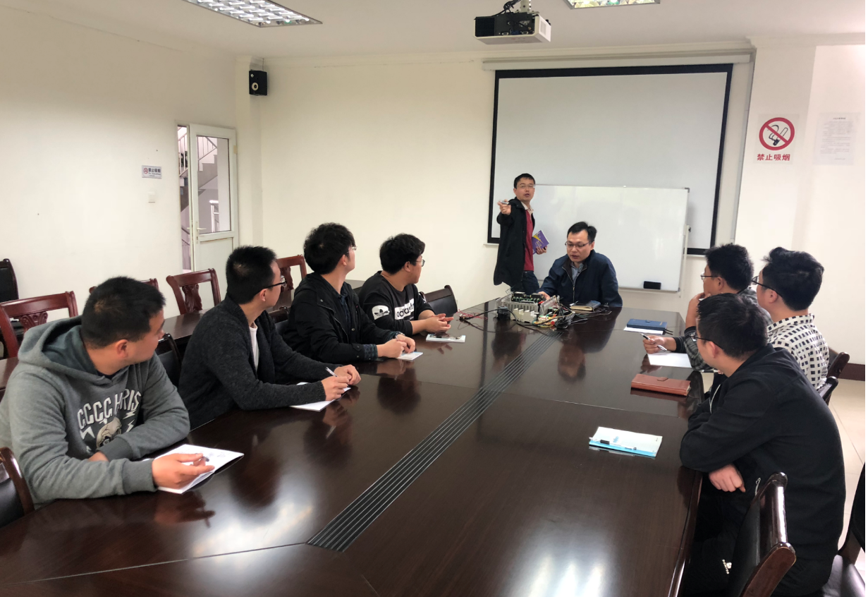 為一線(xiàn)電工開(kāi)展技能培訓(xùn)